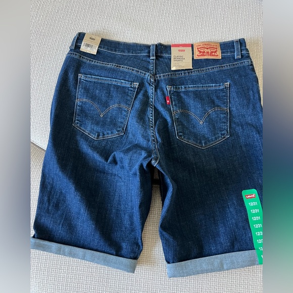 Levi Shorts - Picture 2 of 4
